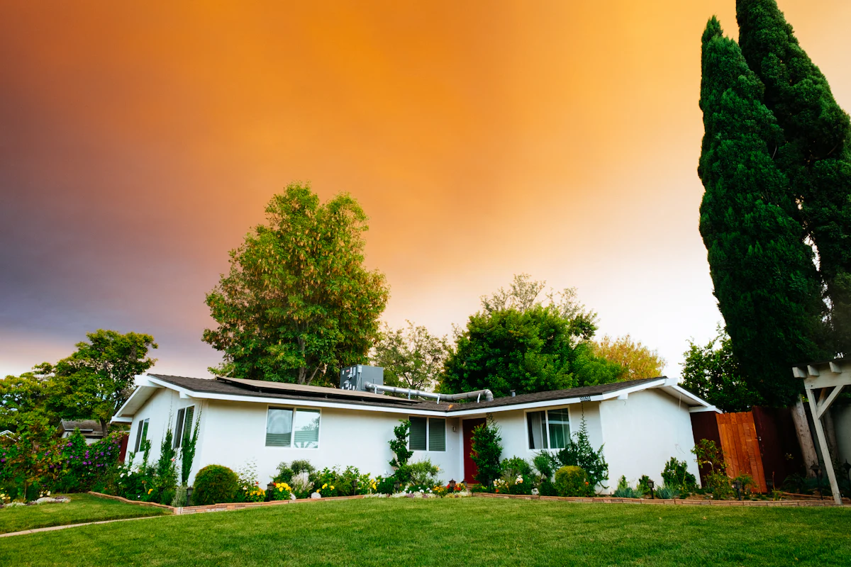 Single-story 4 bedroom manufactured home with front lawn